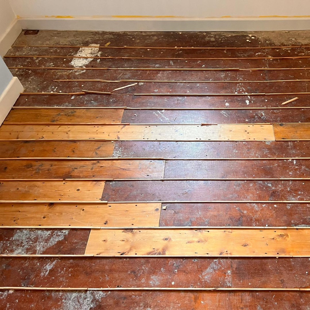 SilverLiningFC's tweet image. We transformed an old pine room, removing the hearth, fixing boards, and filling gaps with wooden slivers. The client wanted a white look, so we used #Morrells Scandi White and #Pall-X Pure for a stunning finish. Need your pine floor restored with an off-white finish? Contact us!