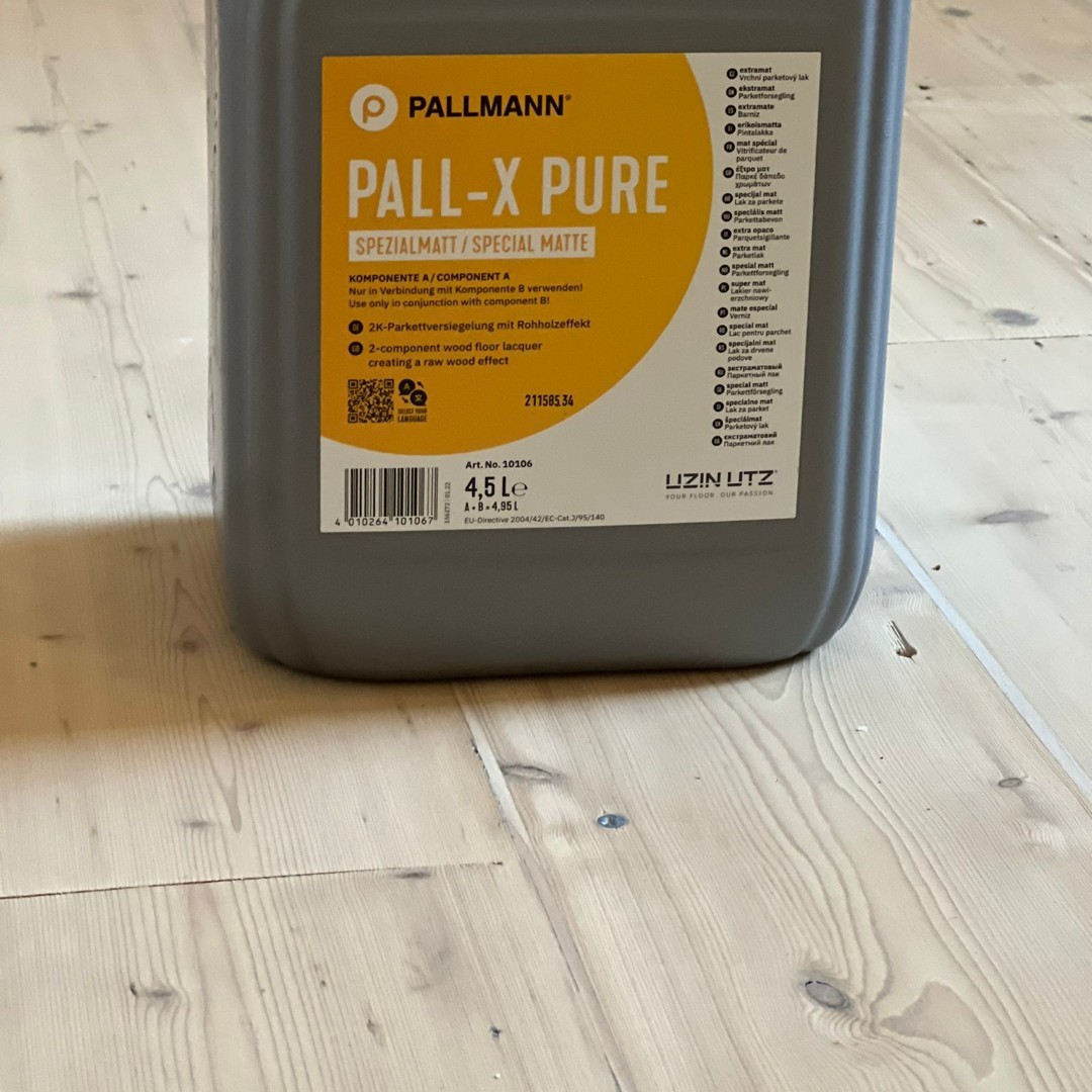 SilverLiningFC's tweet image. We transformed an old pine room, removing the hearth, fixing boards, and filling gaps with wooden slivers. The client wanted a white look, so we used #Morrells Scandi White and #Pall-X Pure for a stunning finish. Need your pine floor restored with an off-white finish? Contact us!