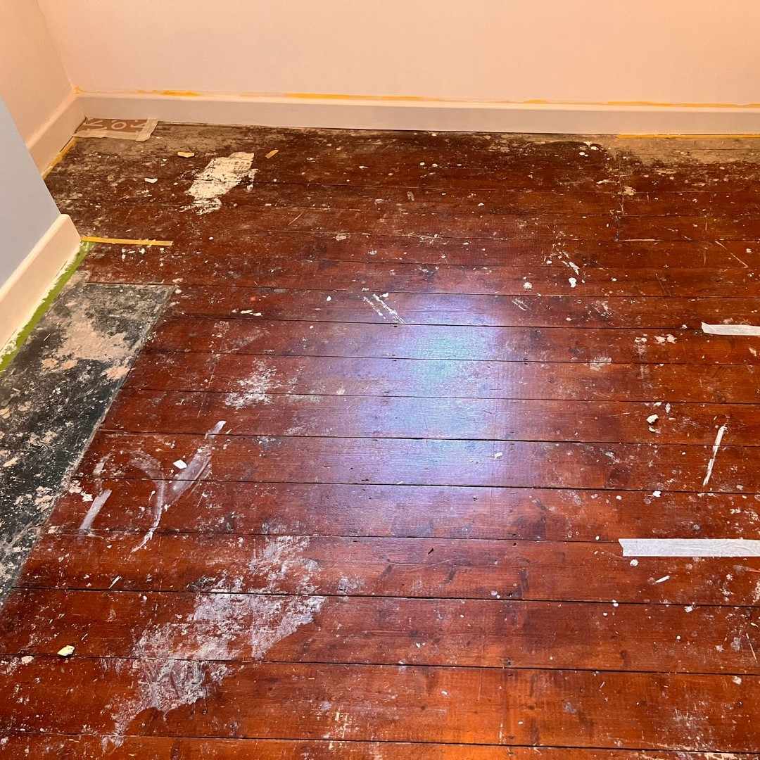 SilverLiningFC's tweet image. We transformed an old pine room, removing the hearth, fixing boards, and filling gaps with wooden slivers. The client wanted a white look, so we used #Morrells Scandi White and #Pall-X Pure for a stunning finish. Need your pine floor restored with an off-white finish? Contact us!