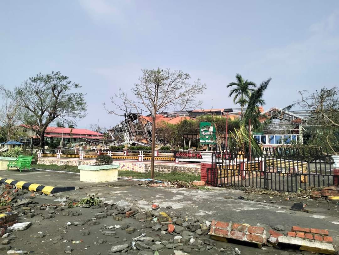 Wai129's tweet photo. #Sittwe City #mochacylone #Myanmar  #RV Restaurant at view point https://t.co/XQT636KZJh
