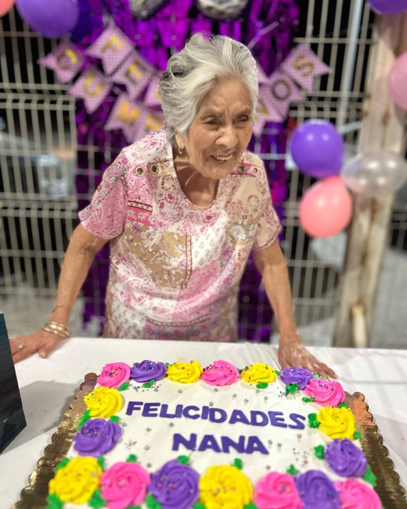 KarlaCastroFit's tweet photo. 💐de manteles largos celebrando la vida de mi abuela, 95🎂 como si fueran 20❤️ si no me creen, véanla bailar 🙏🏻🤩❤️ https://t.co/jdGIZFCPPX https://t.co/LBIwJ8tSnQ
