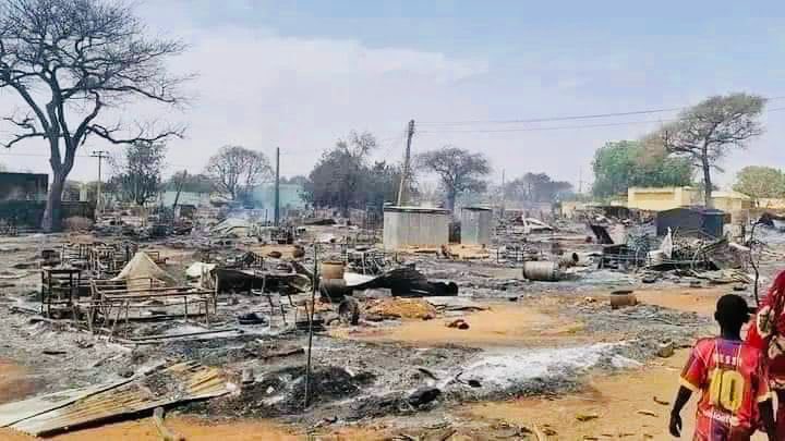 Despite efforts to reach a local ceasefire,intense battle btw Arabs&amp; Masalit continue in El Geneina #Darfur

❗️Civilians are caught in the crossfire
❗️Water-points are destroyed
❗️Extensive looting &amp; burning of houses
❗️156K already displaced

Fighting must stop NOW to save lives