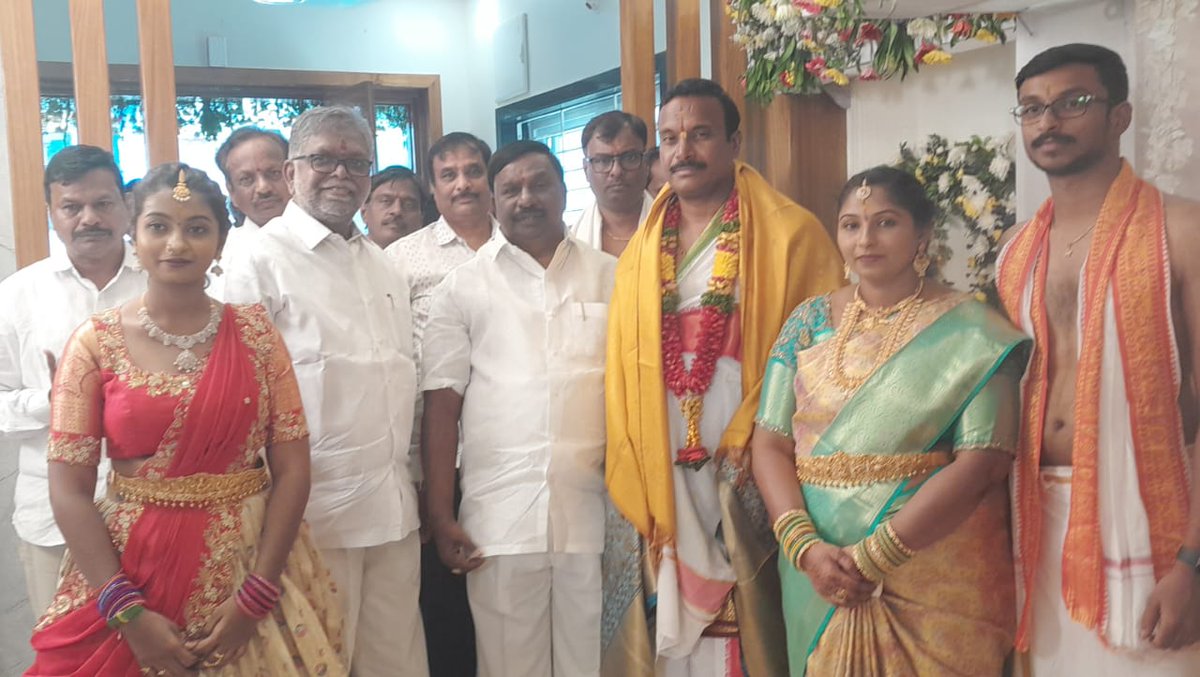 amaravadiln's tweet photo. తెలంగాణ ప్రభుత్వ మార్కెటింగ్ శాఖ జాయింట్ డైరెక్టర్ శ్రీ రవికుమార్ గారి గృహ ప్రవేశ కార్యక్రమంలో పాల్గొన్న తెలంగాణ రాష్ట్ర ఆర్యవైశ్య మహాసభ ప్రెసిడెంట్, #TSIDC ఛైర్మన్ శ్రీ అమరవాది లక్ష్మీనారాయణ గారు.

#gruhapravesam #RaviKumar #Amaravadi #AmaravadiLN #TSIDCChairman #AryaVysya #VBG https://t.co/BUutcAM8o3