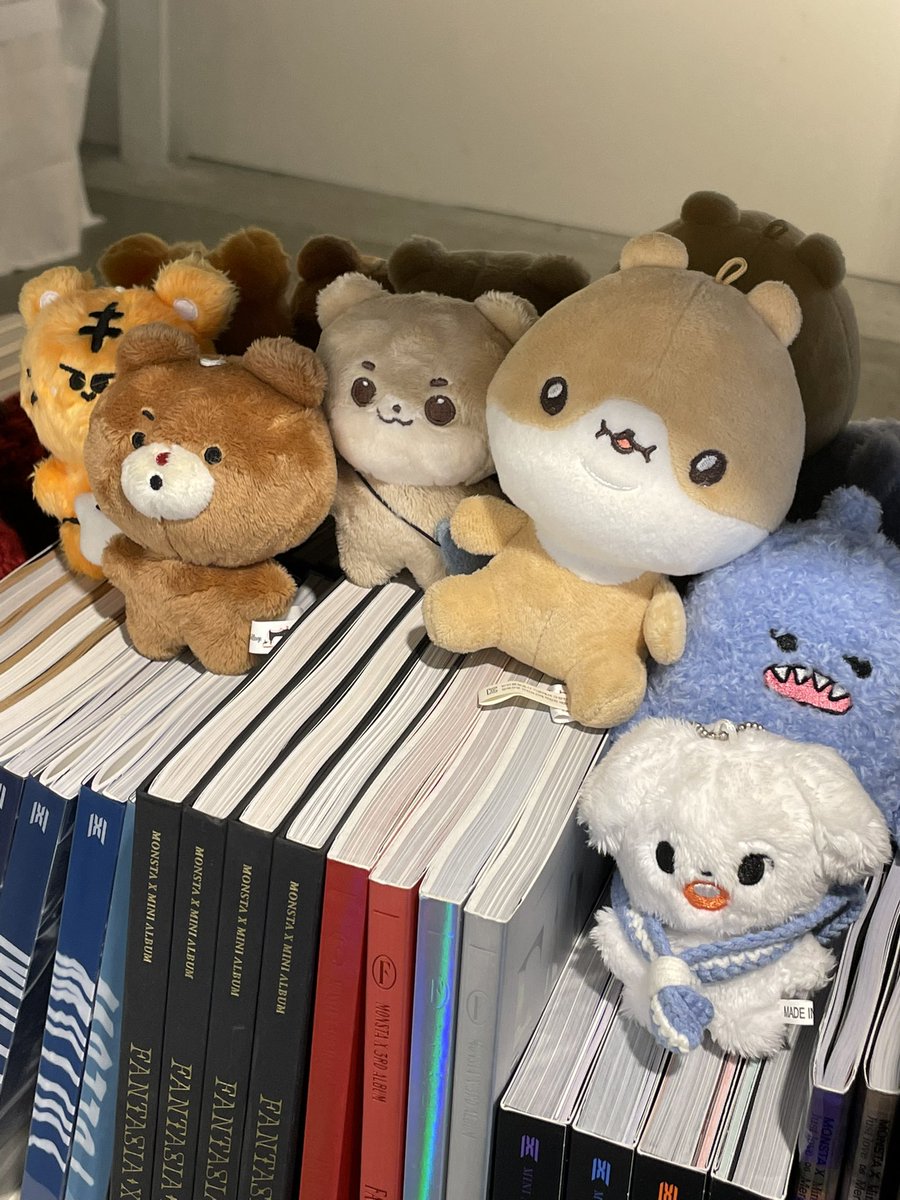 9311H_'s tweet photo. 제가 좋아하는 기현이 형원이 사진 다 여기 있어요!!!! 야구복 기혀니.. 액자로 꼭 보고싶었는데 유일하게 여기에 있었어요ㅠㅠㅜ
공지 사진이 예뻐서 갔는데 특전도 다 예뻤고 럭드도 재미있게하고 왔어요 ㅎㅎ!
(+귀여운 인형친구들♡)

#기억을_넘어_너와_함께한_곳으로_514
#Amidst_the_Memories https://t.co/3LUozkYYwi