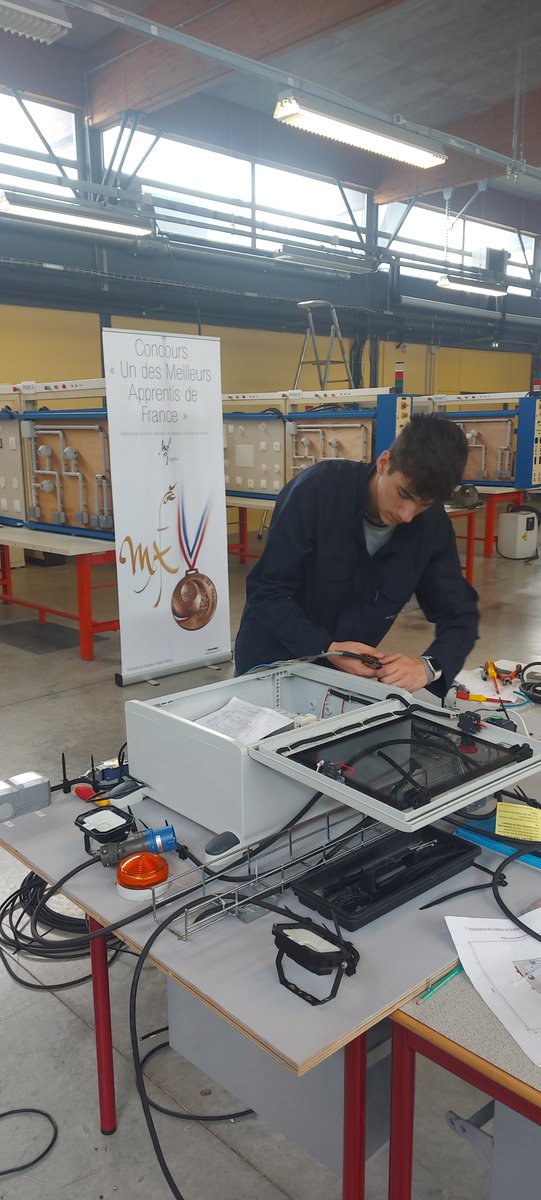 CiteSur's tweet photo. Après une intense journée de  travail au concours  du meilleur apprentis de France, Quentin Lacrouts, élève de BacPro MELEC, a remporté la  médaille d'or🏅, accompagné par son professeur Nicolas Duvignau.
En route pour le concours national des MAF!!!
Bonne chance à lui. https://t.co/T4npw5BynO