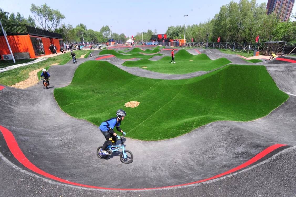 ShenyangChina's tweet image. #ShenyangSports 🚴‍♀️The world&apos;s largest pump track park opened to the public on Sunday in Shenyang. The 45,800 sqm park is bidding for the China qualifiers of the 2023 International Cycling Union (UCI) #pumptrack world championships in July.