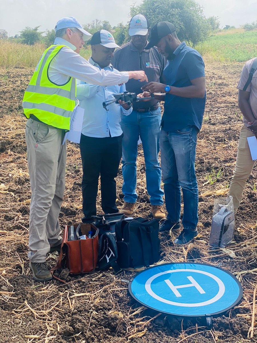 HiViewNL's tweet photo. HiView completed the Flying Sensor training at ADVZ in Tete, MZ. Assisted by @ThirdEyeWater and @FutureWaterNL.Piloting and image processing. 
Delivered 10x Rapid Eye XS: light, low-budget and NDVI map processing in-flight. To view problem zones immediately on cellphone in-field. https://t.co/s2wXTyXxqo
