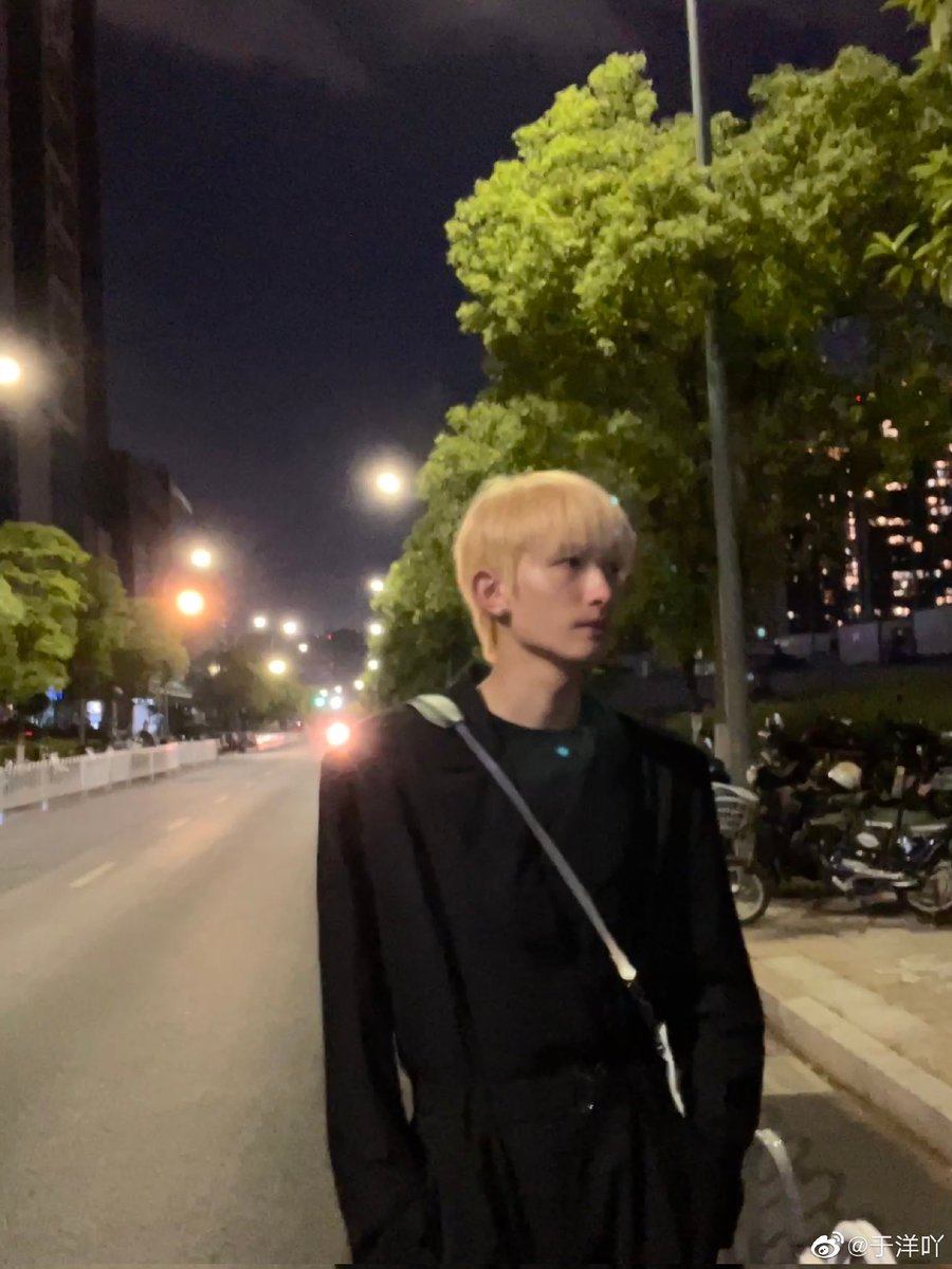 YuYangTH's tweet photo. 230504 | YuYang Weibo update (ย้อนหลัง) 

ความสุขของวัยรุ่น

🔗 https://t.co/EjvAIz2lqt…

💭 ผมทองแล้วหล่อจังเลยคับ

#YuYang #于洋 #หยูหยาง https://t.co/BDFBRwuMBk