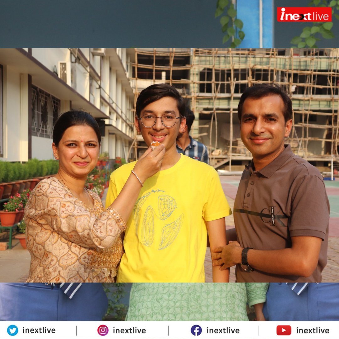 inextlive's tweet image. #Gorakhpur आईसीएसई का रिजल्ट घोषित हुआ। स्टूडेंट्स पैरेंट्स के साथ पहुँचे स्कूल। बोर्ड रिजल्ट की खुशी में मिठाई खाते छात्र

#GorakhpurNews #ICSEResult2023 #iscresult2023 #BoardExamResults #icseresults2023 

📸 by : @Pranjal_sahu111