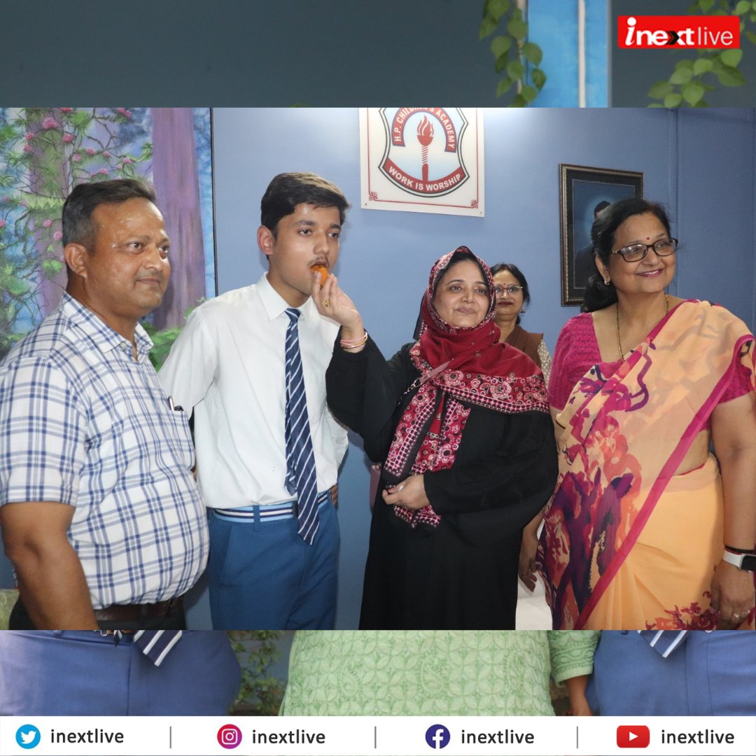 inextlive's tweet image. #Gorakhpur आईसीएसई का रिजल्ट घोषित हुआ। स्टूडेंट्स पैरेंट्स के साथ पहुँचे स्कूल। बोर्ड रिजल्ट की खुशी में मिठाई खाते छात्र

#GorakhpurNews #ICSEResult2023 #iscresult2023 #BoardExamResults #icseresults2023 

📸 by : @Pranjal_sahu111