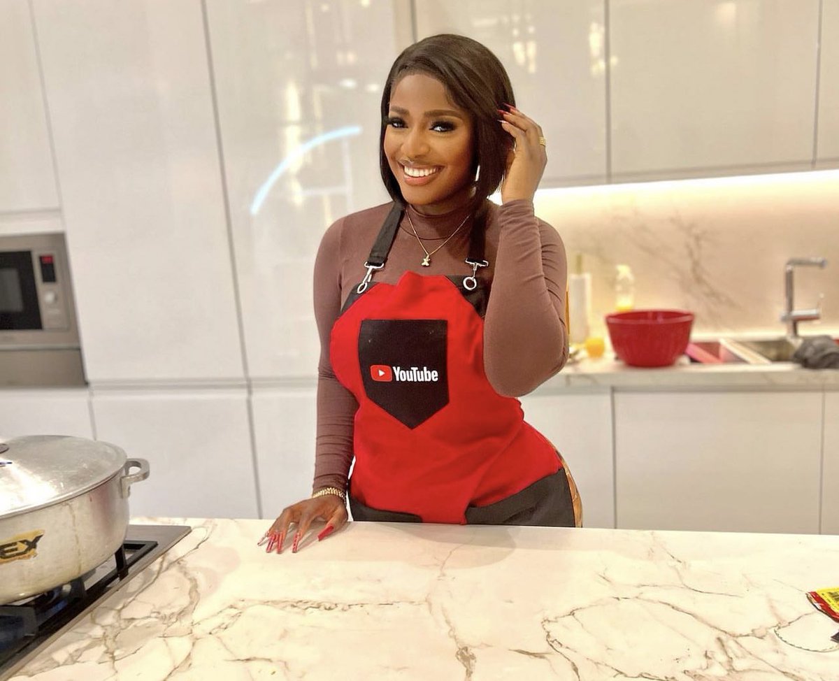 ManLikeIcey's tweet photo. JUST IN: Nigerian Chef, Hilda Baci has broken 
 the Guinness World Record for the longest cooking by an Individual.

Hilda is still cooking and hopes to reach 96hours, the previous record breaker did 87 hours and 45 minutes.

Congratulations to her, big big W. https://t.co/JNGjvBxR3j