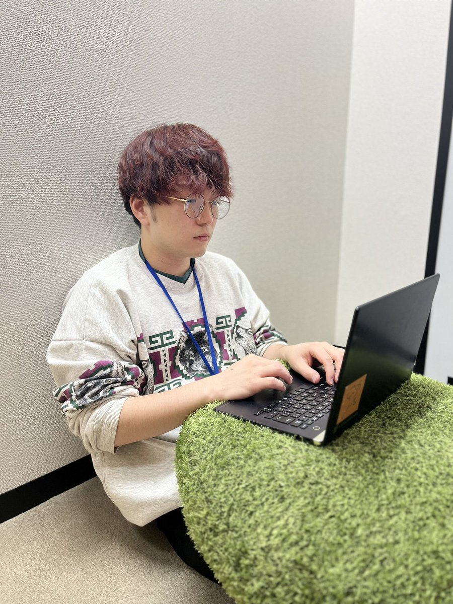 coas_blue's tweet photo. 今日は #COAs の定例ミーティングで、第5回 #Triers の準備と #MANABIYAアーカイブス の構想を考えました!
様々な方が利用出来るシステムにするのでお楽しみに!
真面目に仕事している代表ですが、実はクッションの上でパソコンいじってます笑 https://t.co/Px3MM5TRbI
