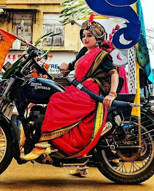 ChandanSharmaG's tweet photo. प्रश्न है : पापा आपने क्यों नहीं बताया हिन्दू कल्चर के बारे में.?
उत्तर : बेटा क्या नहीं बताया.?

तुम्हारी आंख फूटी हुई थी जब तुम देखती थी कि जप, तप, व्रत और त्योहार बड़े ही हर्षोल्लास से मनाए जाते हैं!

तुम्हारी आँखों को चश्मे की जरूरत थी.? जो तुम्हें नवरात्रि में दुर्गा पूजा के समय दुर्गा जी समस्त अस्त्रों शस्त्रों से सुसज्जित होकर एक राक्षस का वध कर रहीं हैं, यह नहीं दिखा.?

क्या तुमने रामलीला में यह नहीं देखा कि अपनी पत्नी के लिए एक भगवान श्री राम समुद्र पार कर रावण का सर्वनाश कर आएं!

माना तुम्हारा पिता कम्युनिष्ट है, अनपढ़ है, वक्त नहीं दे पाए लेकिन तुम्हें व्हाट्सअप्प से चैटिंग करना तो कभी नहीं सिखाया.?
फिर कैसे सीख गई.?

तुम्हारी माँ ने तुम्हें प्रेम करना तो नही सिखाया फिर तुम्हारे अंदर प्रेम के भाव क्यों स्वयं ही फूटने लगे.?

"तेरा भगवान रोता है" यह बात कैसे तुझे पता चल गई.? यदि यह बात पता चल गई तो रोने के बाद कितना तांडव मचाएं थें यह बात कैसे पता नहीं चली, उनके तांडव को रोक पाने की शक्ति किसी में नहीं थी, यह बात तुझे कैसे पता नहीं चली.?

तुम्हें वह पाकिस्तानी सीरियल देखने के लिए तो इस बाप ने कभी नहीं बताया फिर तुम्हें पाकिस्तानी सीरियल के बारे में कैसे पता चल गया.?

देश दुनिया की सारी बातें तुम्हें पता चल गई पर तुम्हें अपना सनातन धर्म और संस्कृति नहीं पता चला क्योंकि माँ बाप ने नहीं बताया.?

तुम्हारा यह बहाना दर्शाता है कि तुम कितनी चतुर हो और सिर्फ अपनी कमी छिपा रही हो!

जैसे तुम्हें बाकि की बातें पता चली वैसे ही यह भी पता चल जाना चाहिए था!

सनातन धर्म तो उत्सव प्रधान धर्म है, हर उत्सव का एक कारण हैं यदि जैसे तमाम बिन बताई चीजों को तुम जान गई तो यह सब देख सुनकर क्यों नहीं जानी.?

कपूर की संगति में आकर डिबिया भी महकने लगती है पर तुम तो कपूर पास देखकर भी कीचड़ में लोटने पहुंच जाती हो और जानबूझकर आरोप लगाती हो कि कपूर के बारे में बताया ही नहीं, कीचड़ के बारे में भी तो नहीं बताया था बेटा जी

उन समस्त भोली-भाली मासूम लड़कियों को समर्पित, जिन्हें लगता है उनके मम्मी पापा ने कल्चर नहीं बताया लेकिन उन्होंने पाकिस्तानी सीरियल के बारे में बिना मम्मी पापा के बताए सब जान लिया!

तुम्हें अब्दुल और आशिफा पसंद आते हैं लेकिन तिलक लगाए और गले में रुद्राक्ष की माला डाले हुए लड़का धार्मिक उन्मादी दिखता है तो गलती आपकी है! सोच बदलिए.!!!