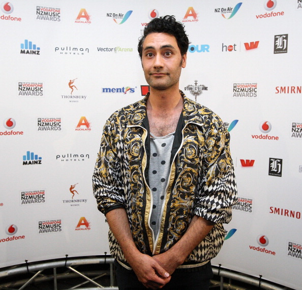 Here: have some very Viago-vibes Taika Waititi at the Vodafone NZ Music Awards 2012 🧵