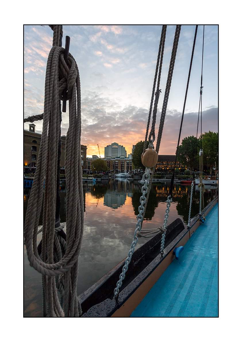 Early start #sunrise #morning #stkatharinesdock #greta #thamesbarge #bookfor2023 #littleships #historic #historicships @GretaBarge1892 @StKats