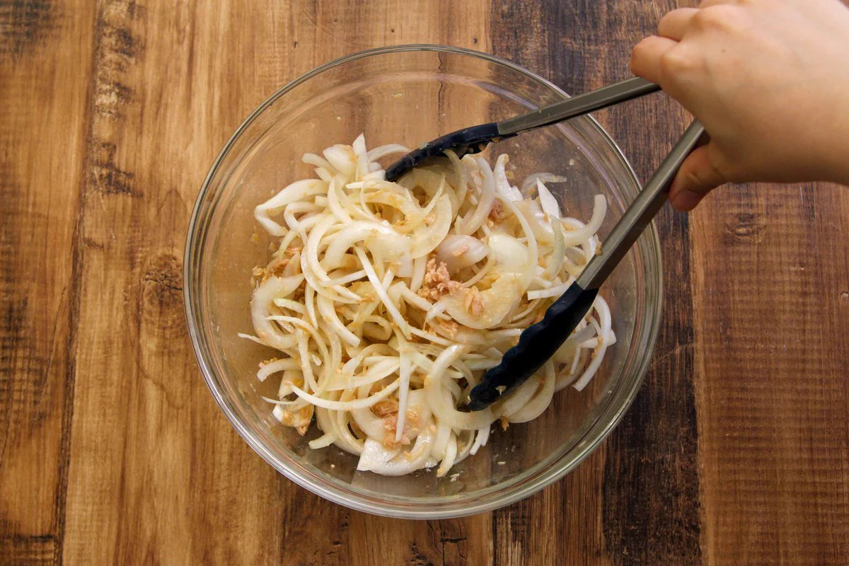 新玉ねぎが何個あっても足りなくなりそう、そんなやみつきのサラダに仕上がる？！美味しそうな「新玉ねぎ」レシピ！