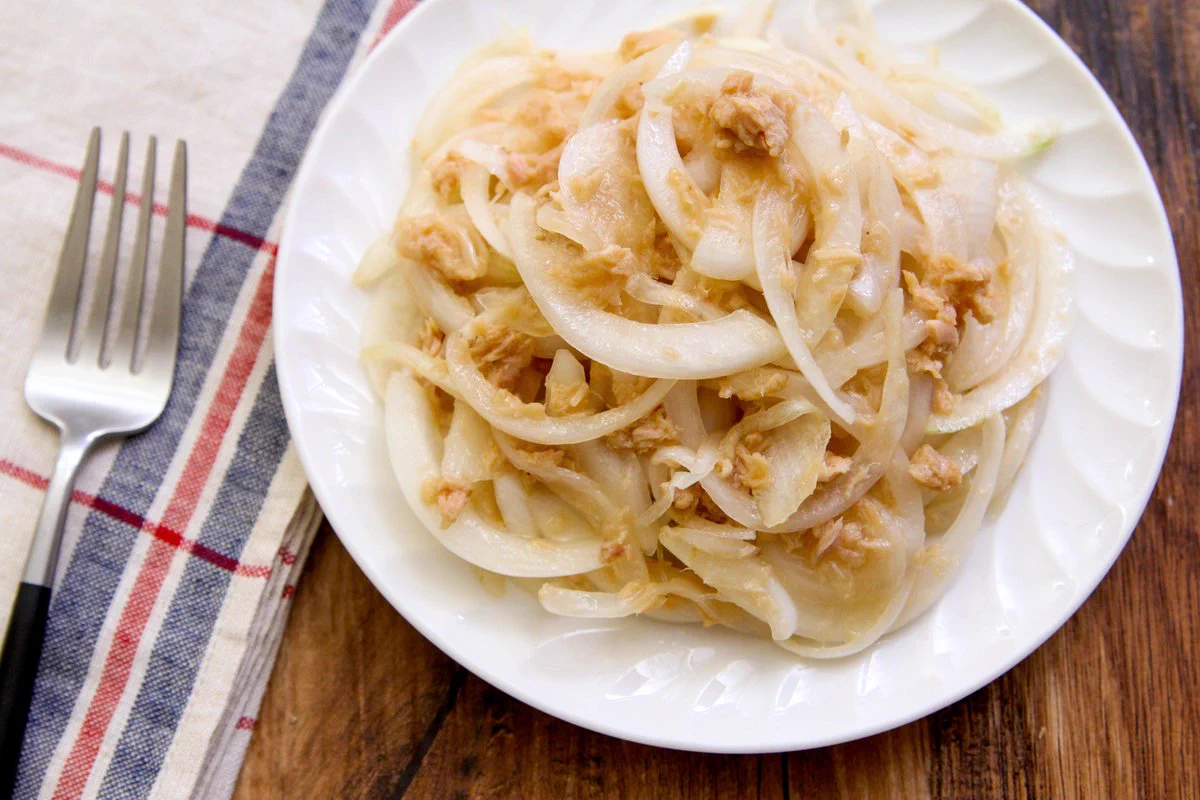 新玉ねぎが何個あっても足りなくなりそう、そんなやみつきのサラダに仕上がる？！美味しそうな「新玉ねぎ」レシピ！