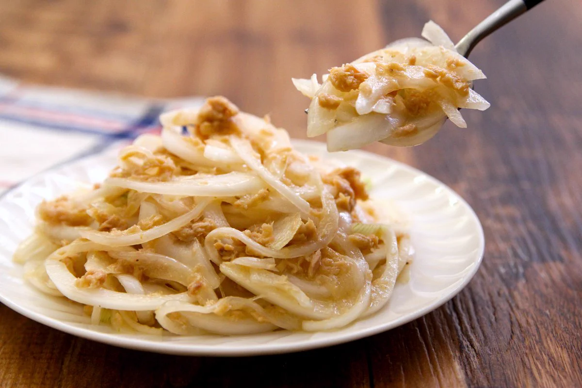 新玉ねぎが何個あっても足りなくなりそう、そんなやみつきのサラダに仕上がる？！美味しそうな「新玉ねぎ」レシピ！