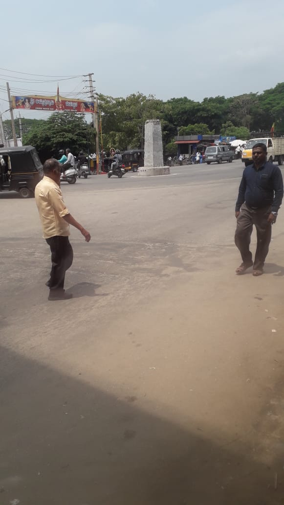 Bheemaiah_'s tweet image. In kushalnagar near bus stand exserviceman were demanding for #KMCariappa statue,It has been decade still it's not completed .
#Kushalnagar
#Kodagu