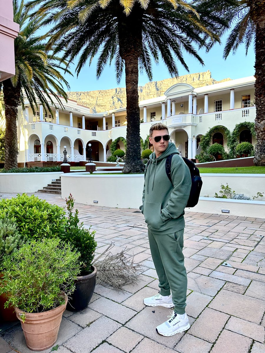 nickcarter's tweet photo. Something incredible is happening today. All I can say is that it’s gonna be HUGE!! #capetown https://t.co/ESdQBQrbfM