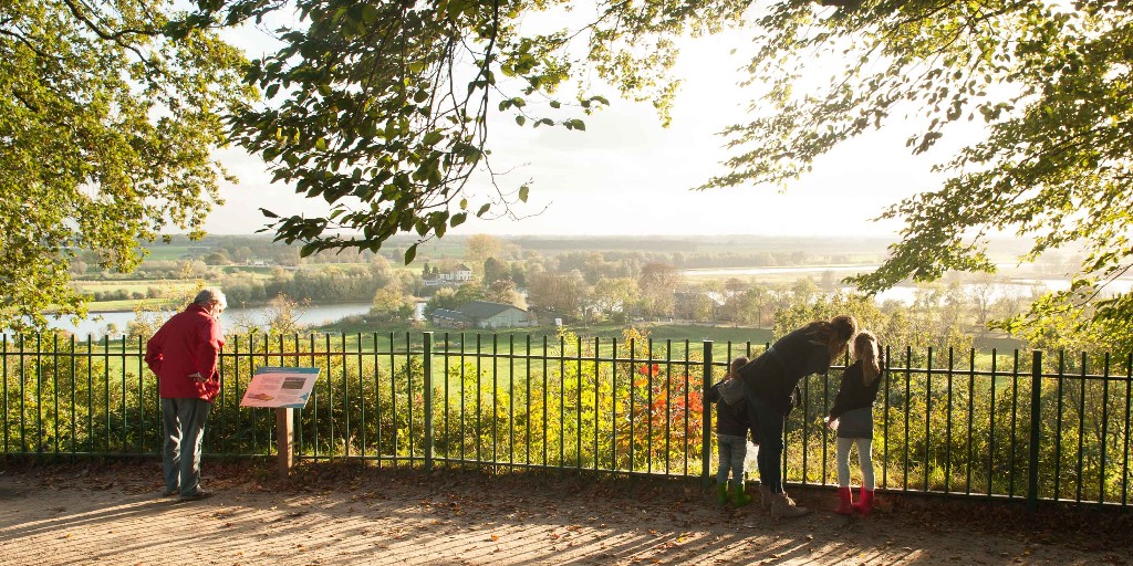 #vrijwilligersvacature. Gezocht: medewerker NS-Meldpunt. Wil jij ons helpen met het zo snel en goed mogelijk afhandelen van meldingen over blokkades, omleidingen of het ontbreken van markeringen op #nswandelingen? 🥾⛔

#vacature 👉 ow.ly/hFA350Oi0Bg 

📷 Ad Snelderwaard