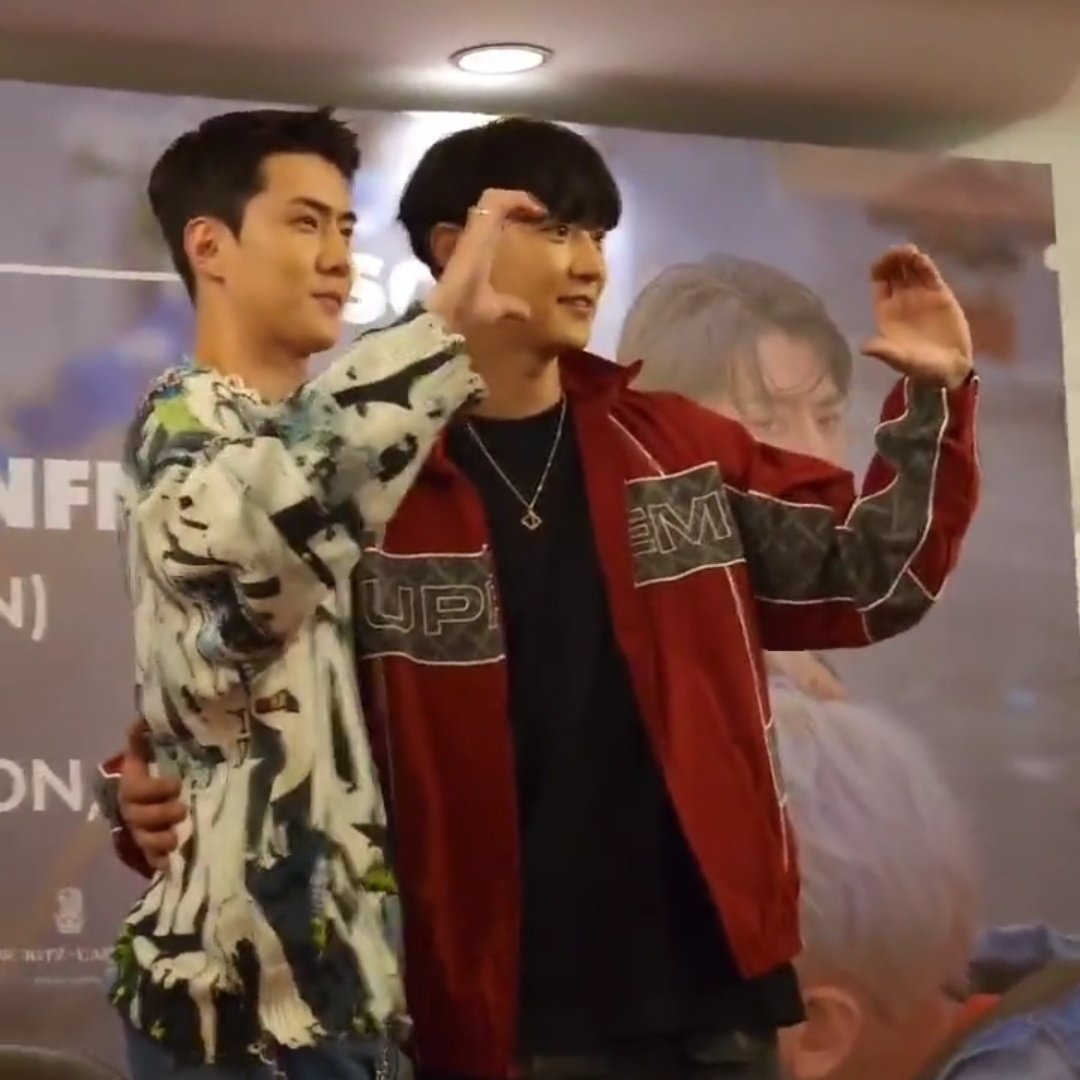 xxn_sc's tweet photo. #CHANYEOL really doesn't want to take his hands off #SEHUN's waist #chanhun 🩶 https://t.co/HNyXHsc8dU