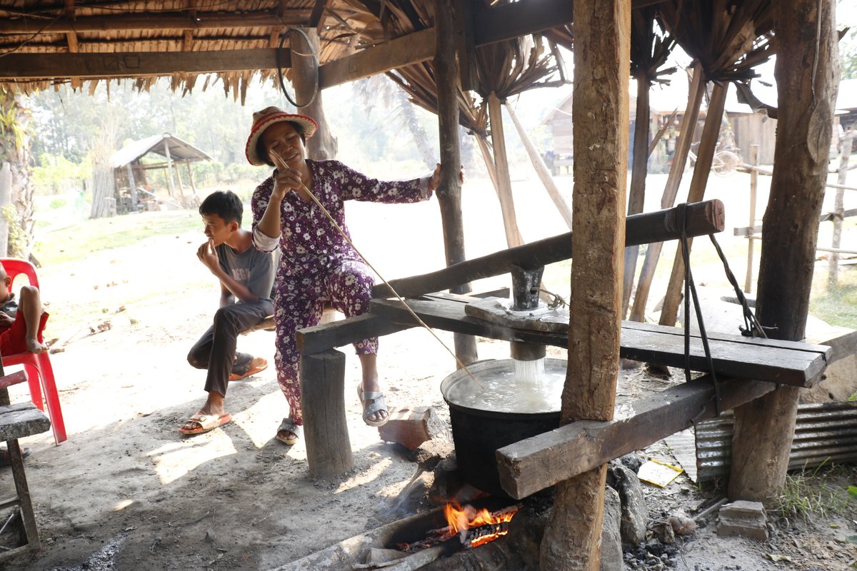 focussouth's tweet image. These photos celebrate the strength and resilience of peasant women in Cambodia. These inspiring women play a crucial role in agriculture and food production, contributing to their communities' well-being. #CFSGender #WeExist | @UN_CFS @CSM4CFS

📷 from: focusweb.org/photo-exhibiti…