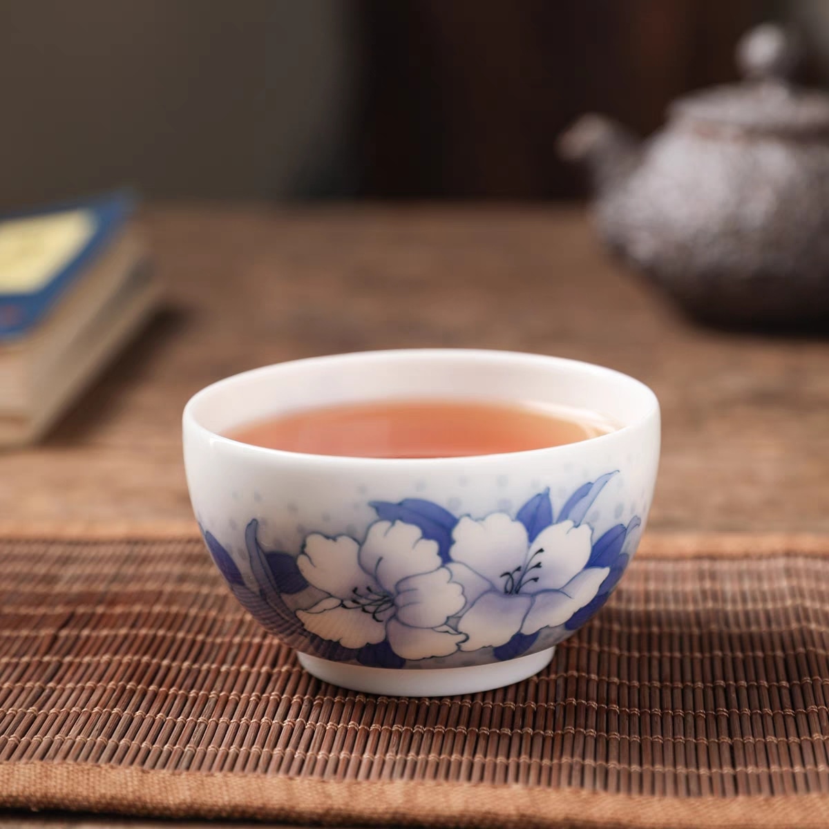 zingpottery's tweet photo. The delicate teacup adorned with a beautiful rhododendron pattern is a sight to behold.

#teabowl #teacup  #coffeecup #coffeeholic #chado #chawan #chadao
#handemadewithlove #chadao #gongfutea  #chineseceramics
#茶碗 #抹茶茶碗 #茶道 #中国茶  #器��之美 
#도자기  #용곡예가 #조재호 https://t.co/1Jj4nBRAcm