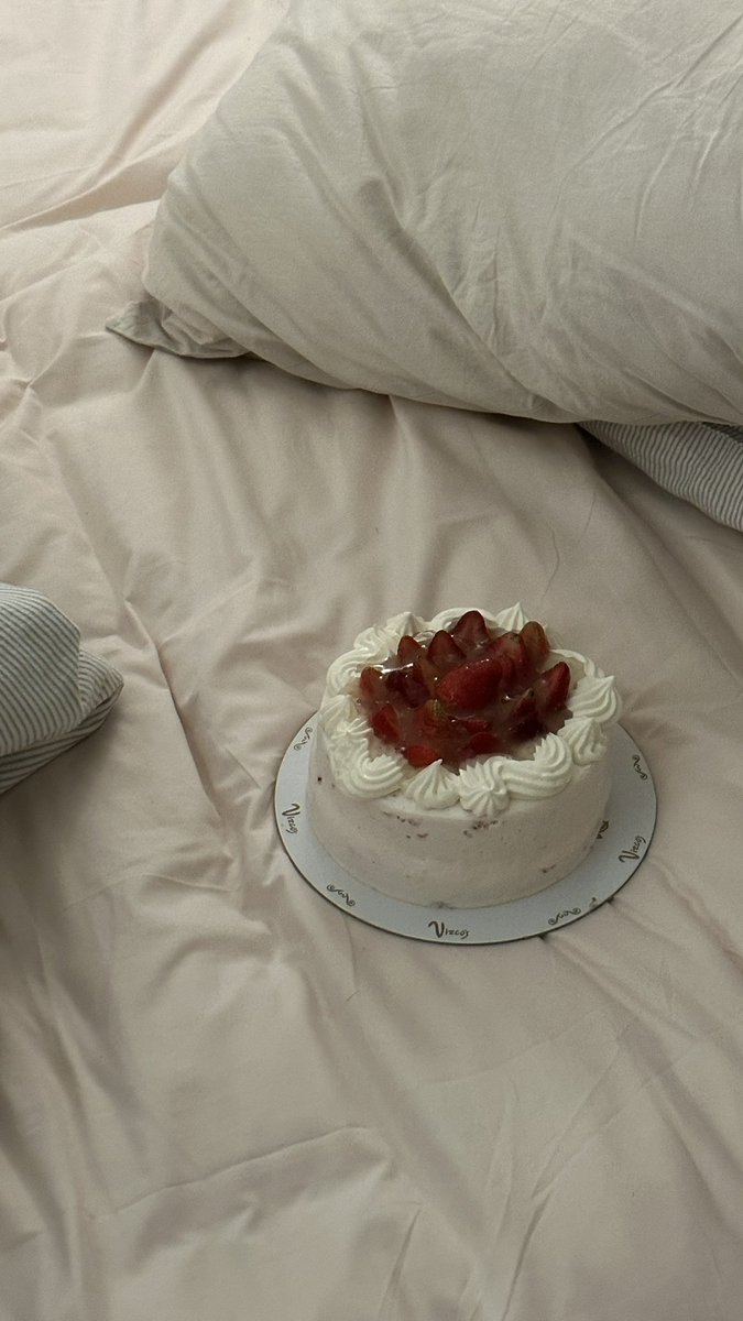rafiecake's tweet photo. happy 27th, self. 🎂

i’m so proud of ü https://t.co/2Ga2WwOHMh