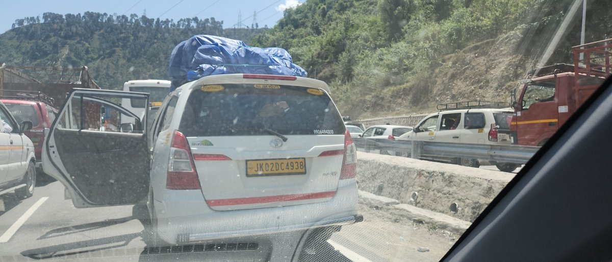 VinayMugloo's tweet photo. @Traffic_hqrs Please take action on highway at Chandrakote.
People from Srinagar to Jammu have encroached the path of Jammu to Srinagar Highway side too. Because of these kind of people, whole highway is in jam mode. 

Please🙏 🙏 🙏 🙏
cc
@mohita_ips 
@igtraffic_jk
@manojsinha_ https://t.co/YQ1ZKXqOQn