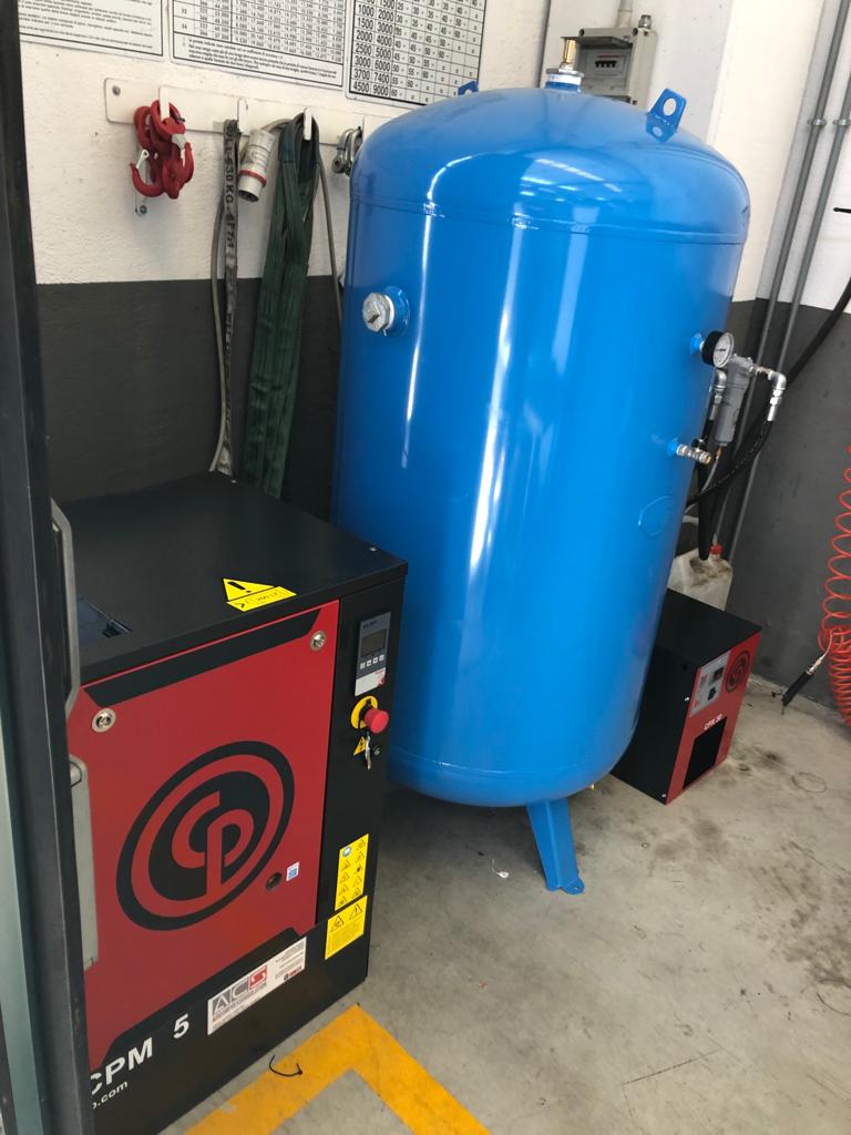 AirComp_HQ's tweet photo. #Centrale #distribuzione #AriaCompressa: #compressore a vite a iniezione olio CPM5➡#essiccatore a #refrigerazione CPX30➡#filtri di linea➡#serbatoio di accumulo aria compressa verticale da 720L!
Scegli il meglio!
T.0266016226
info@aircompressorsolution.it
#industrial #impianti https://t.co/QeExGfXskh