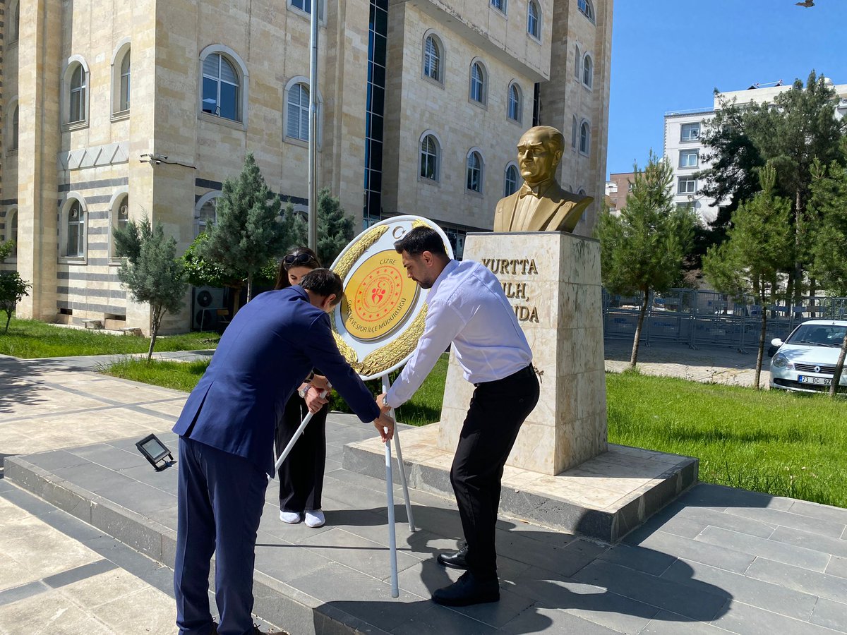 GSB_CizreGM's tweet photo. 15-21 Mayis Gençlik Haftamız kutlu olsun. İlce Spor Mudurulugumuz ve Gençlik Merkezi Müdürlüğümüz kurum amirleri personellerimiz ve gonullulerimizle beraber Kaymakamlık binasında Çelenk sunma töreni gerçekleştirdik. https://t.co/aAIlC4WwQE