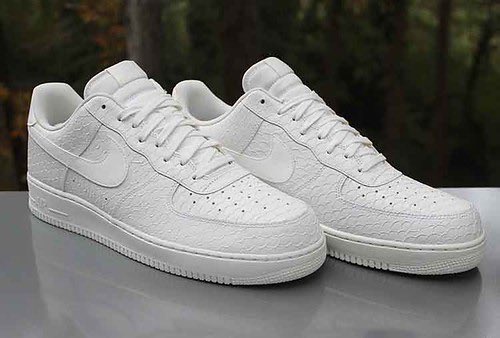 Nike Air Force 1 Low LV8 [Tripple white, SNAKE SKIN] Available in; Sizes EU 40-45 | US 6-11 Price tag is Ugx 175,000 Call/WhatsApp +256755393610 for deliveries 😊 🤝🏽 This is #PayanSneakers 🔥