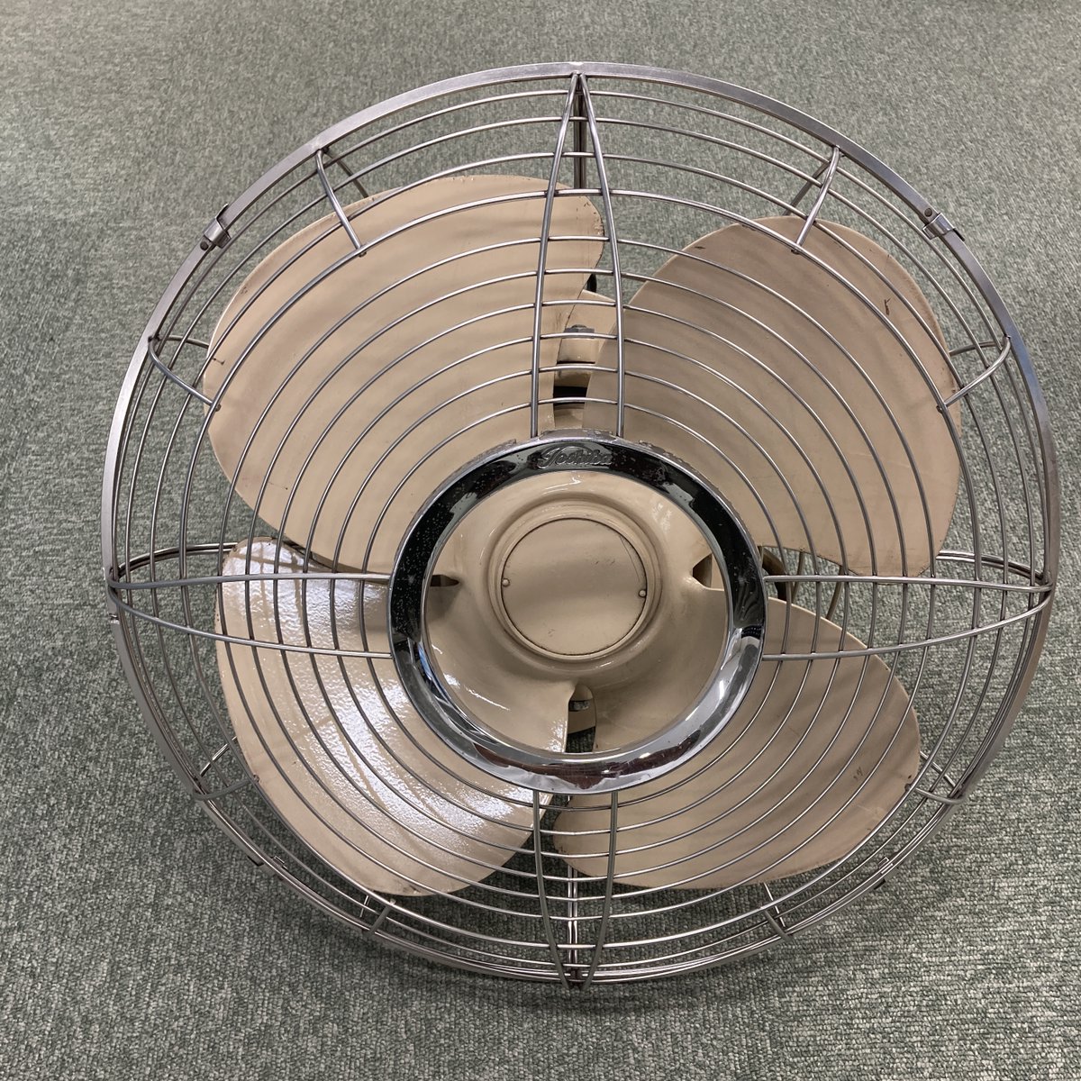 古い電車に付いていた扇風機 昔の電車に取り付けられていた扇風機が倉庫に2つあり、1つは製造年月が