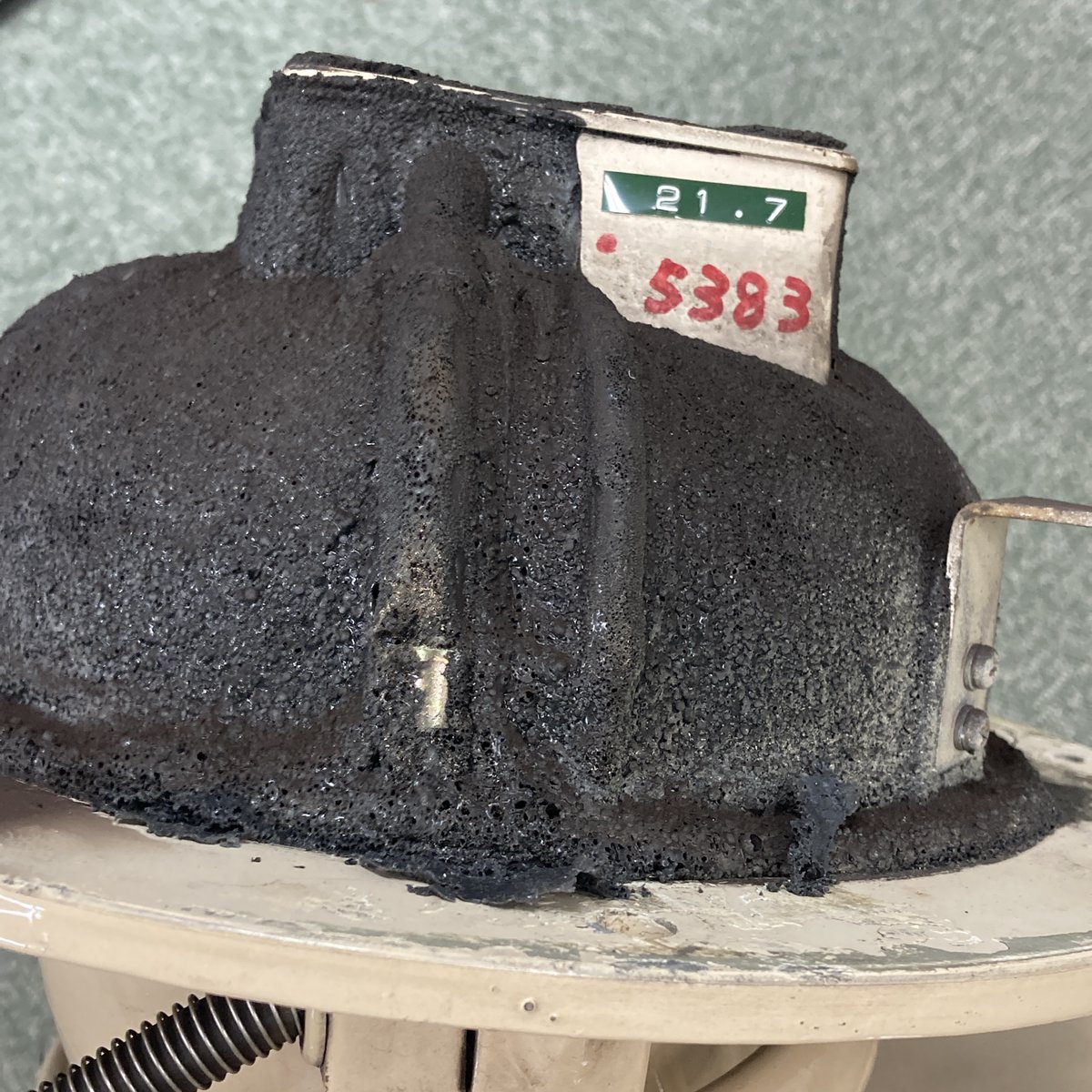 昔の電車に取り付けられていた扇風機が倉庫に2つあり、1つは製造年月が