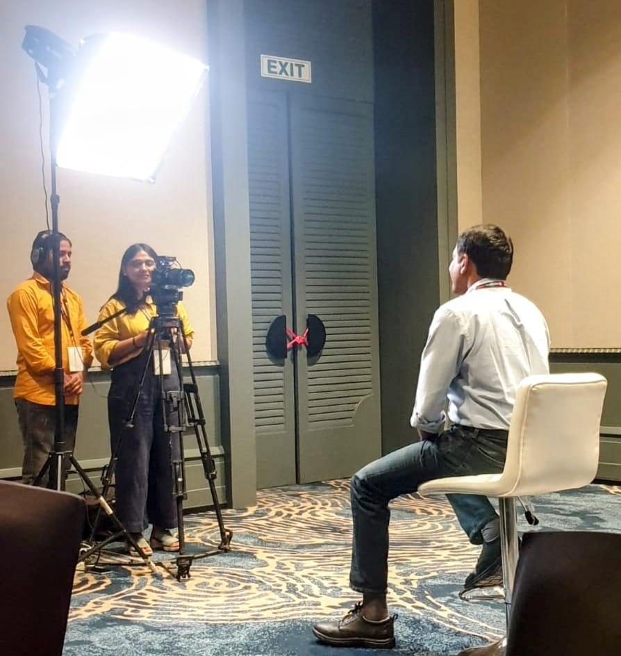 A smiling subject glows even more... Accord Equips crew capturing interviews
.
To book our cost-effective video interview and production packages please visit:
accordequips.com/.../video-prod…...
.
Call: 8080805915 or
Mail us: enquiry@accordequips.com
WhatsApp: wa.me/+919152034349