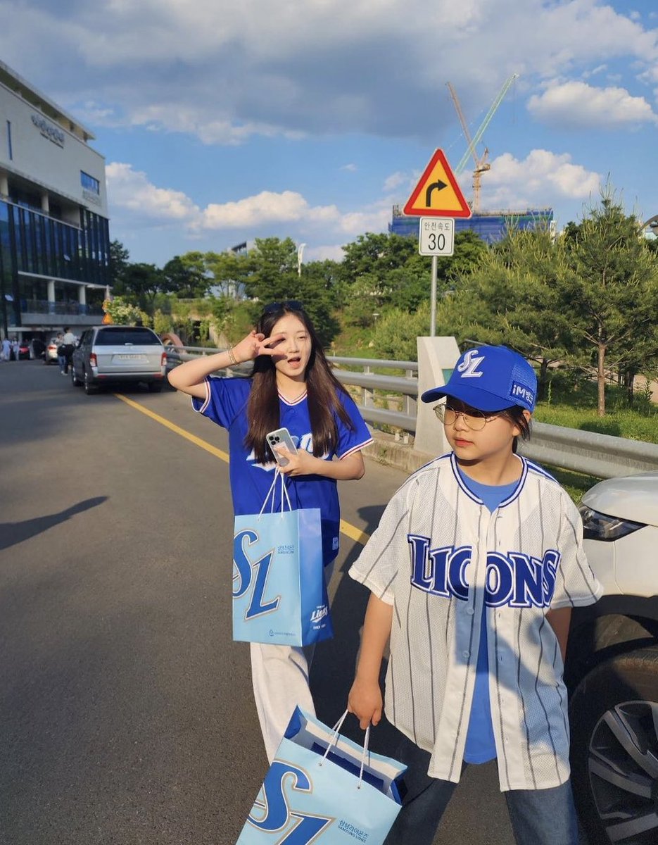 헐 세윤이 다윤이 진짜 많이 컸다💙
83년부터 삼성팬이시라는
정웅인 배우님

시구 한번 해주세요ㅠ