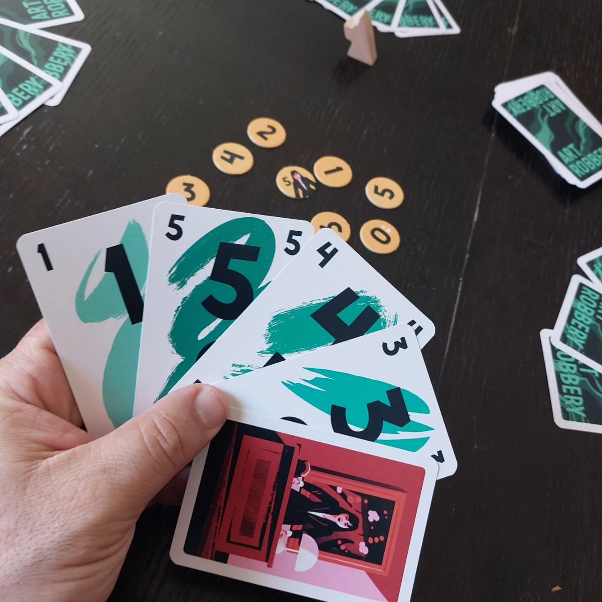 BDPHILOU's tweet photo. Très simple et très sympa #ArtRobbery #J2s @Helvetiq du Dr @ReinerKnizia ! On passe son temps à essayer de piquer les jetons des autres sans se faire voler les siens. Efficace et très familial! 😁 https://t.co/tIbuz4yKz8