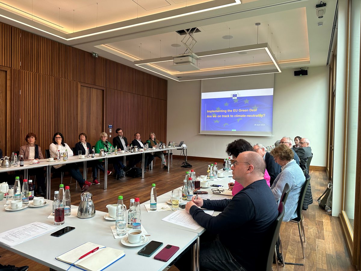 Was bedeutet der #GreenDeal der #EU für die #RegionStuttgart? Eine Delegation der #Regionalversammlung des #VRS hat bei Diskussionen und Vorträgen mit Teilnehmer*innen des EU-Parlaments und der #EuropäischenKommission die Interessen der Region Stuttgart in #Brüssel vertreten.