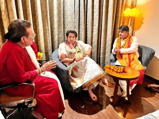 DainikBhaskar's tweet photo. आधी रात VVIP के लिए धीरेंद्र शास्त्री का दिव्य दरबार: रात 2 बजे पर्ची निकालते दिखे; आम लोगों के लिए कार्यक्रम हो चुका है कैंसिल
https://t.co/rYYaBRAMWL 
#BageshwarBaba #DhirendraShastri https://t.co/24efadO4Fx