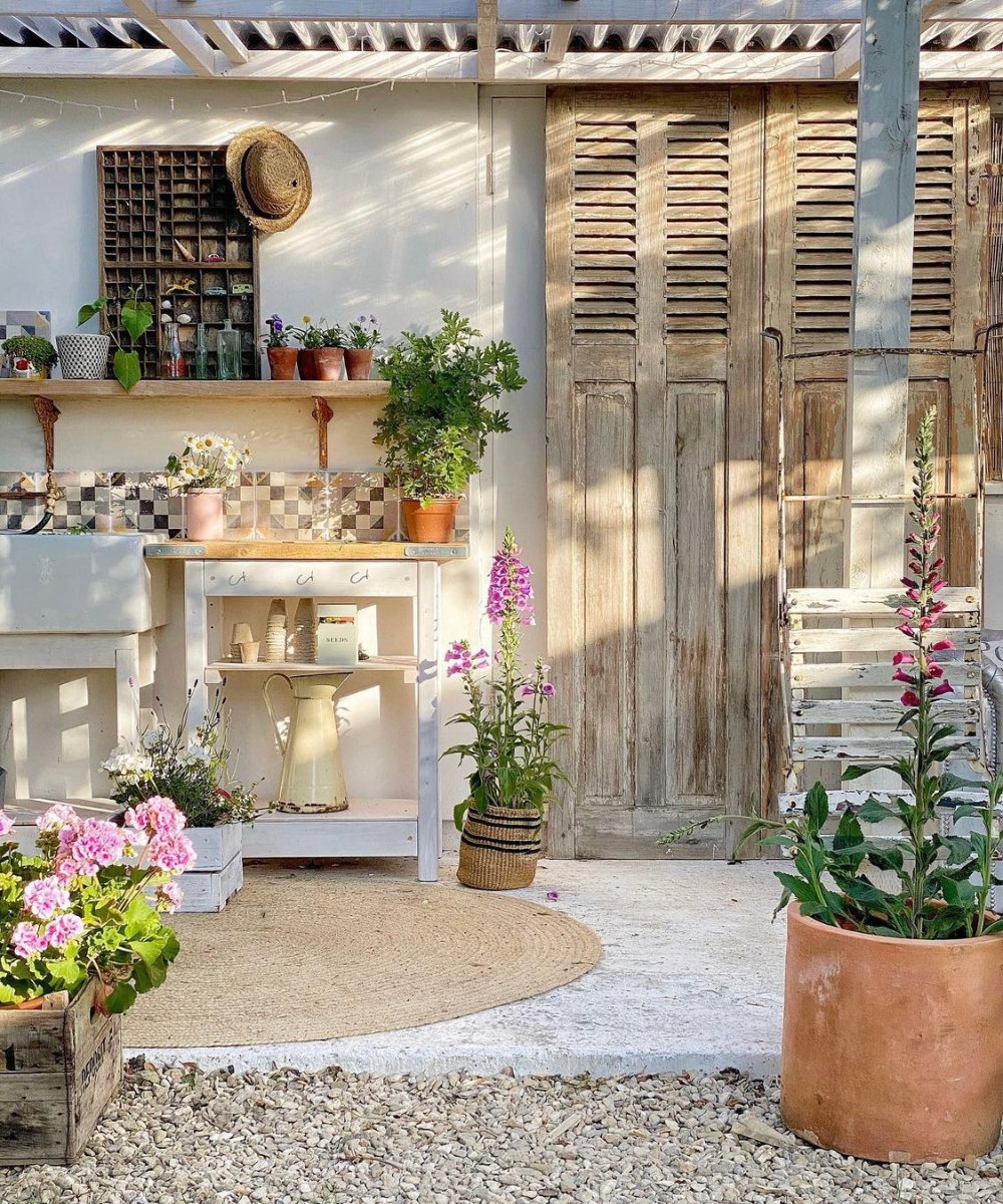 Who says you have to choose between indoor comfort and outdoor freshness? Embrace the beauty of indoor-outdoor living and let your space breathe with rustic elegance..🍃

Browse our collection of indoor &amp; outdoor tiles -
bertandmay.com/collections/ou…