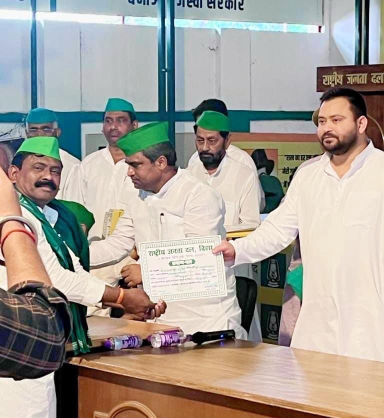yadavtejashwi's tweet photo. आज प्रदेश पार्टी कार्यालय में सभी नवनिर्वाचित जिला अध्यक्षों को प्रमाणपत्र दिया गया।नवनिर्वाचित जिला अध्यक्षों को इस दायित्व के उत्कृष्ट निर्वहन के लिए हार्दिक शुभकामनाएँ।

इस अवसर पर प्रदेश अध्यक्ष श्री जगदानंद सिंह जी, प्रधान महासचिव रणविजय साहू समेत सभी वरिष्ठ नेतागण उपस्थित थे।