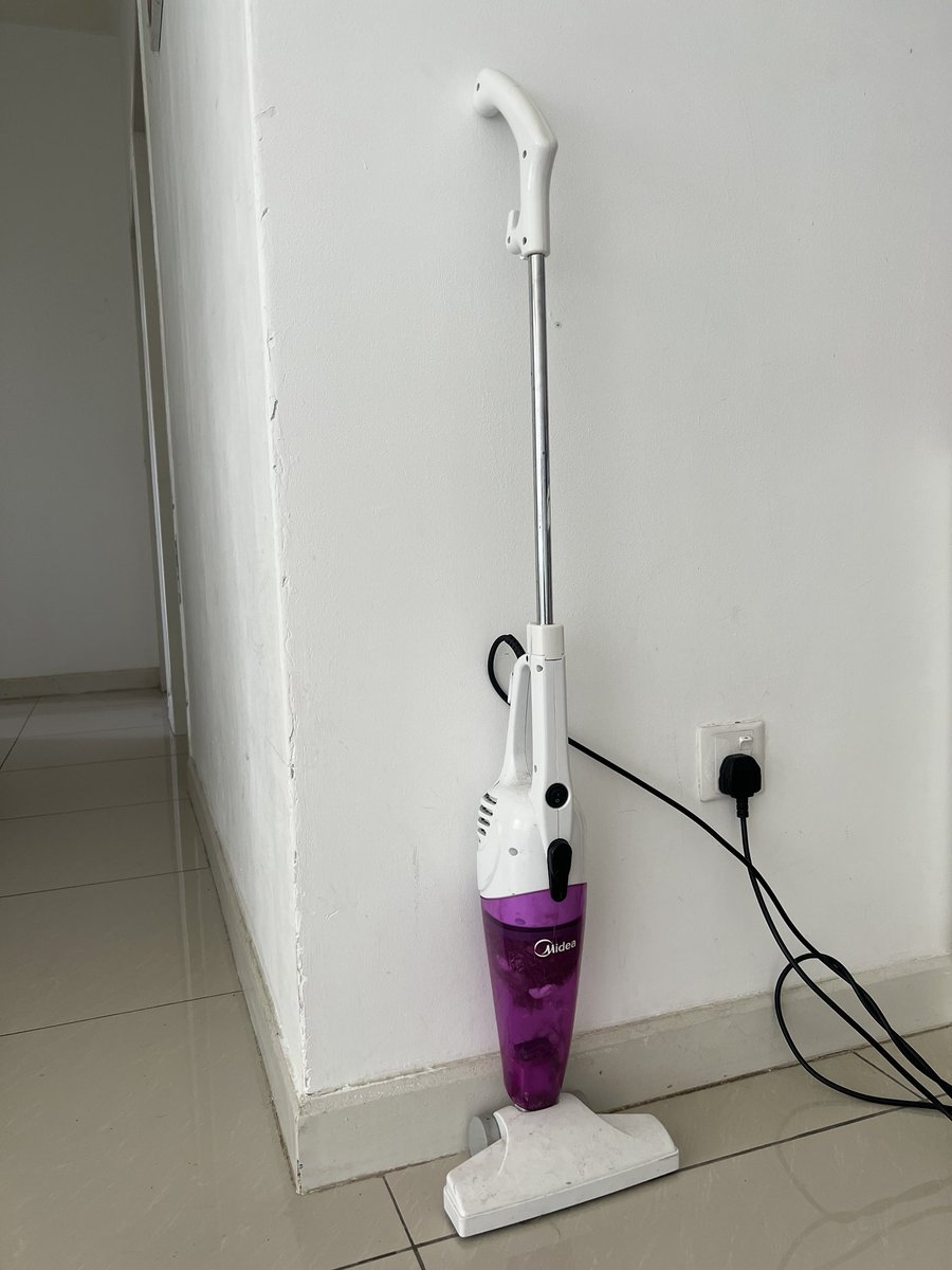 najihahshahrel's tweet photo. I nak share vacuum murah tapi best gila. I dah pakai 3 tahun. Beli tak sampai RM70. Setiap rumah kena ada!

Suka wired vacuum sebab suction lebih kuat. Lepastu semua benda dia sedut 🤣 

Wayar panjang and ringan je. https://t.co/5iOqLZS0NI
