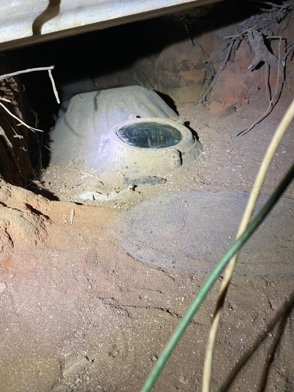 ThanatosArchive's tweet image. A Fisk iron coffin containing the body of a woman, who died in 1853, which was found buried underneath a church. Yes... that is her actual face peering out at us through the window.