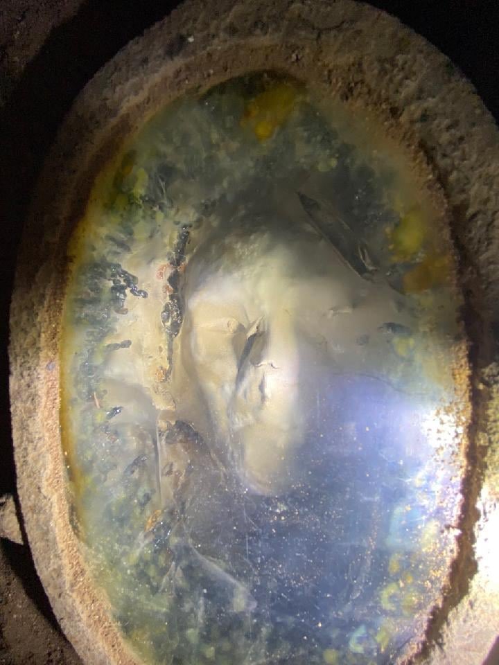 ThanatosArchive's tweet image. A Fisk iron coffin containing the body of a woman, who died in 1853, which was found buried underneath a church. Yes... that is her actual face peering out at us through the window.