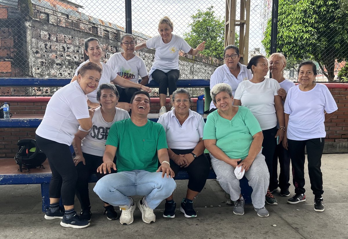 gustavobastof's tweet photo. Con la mejor energía de estas mujeres les deseamos un buen inicio de semana. 💪🏾
Feliz lunes. https://t.co/AIfXbfSbcG