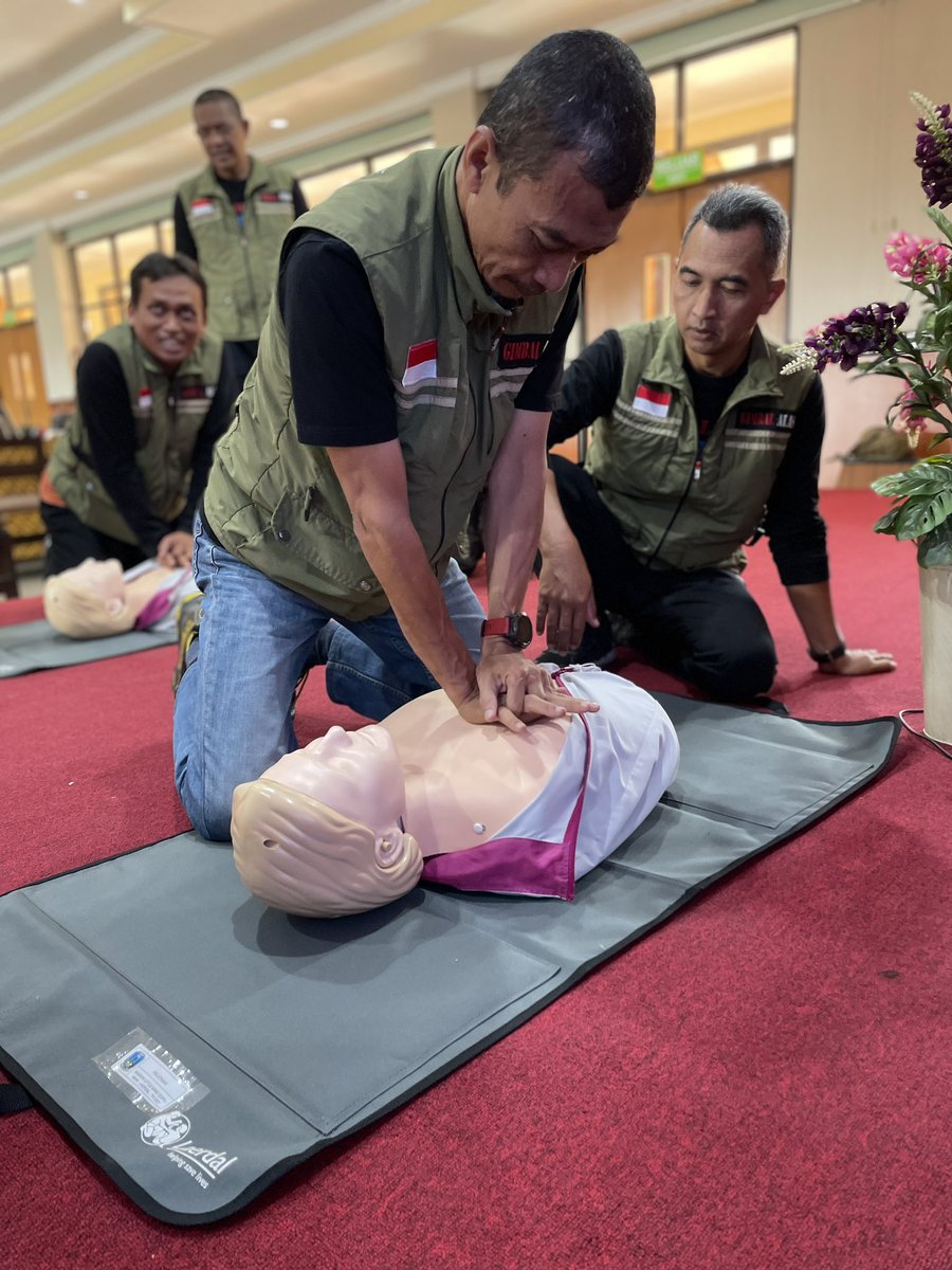 pulangsoree_'s tweet image. Beberapa Moment dari “Pelatihan Driver Ambulans sebagai First Responder Rujukan” tadi pagi hingga menjelang sore. Mulai dari BHD sampai Lifting and Moving. #Ip12 #PKRS