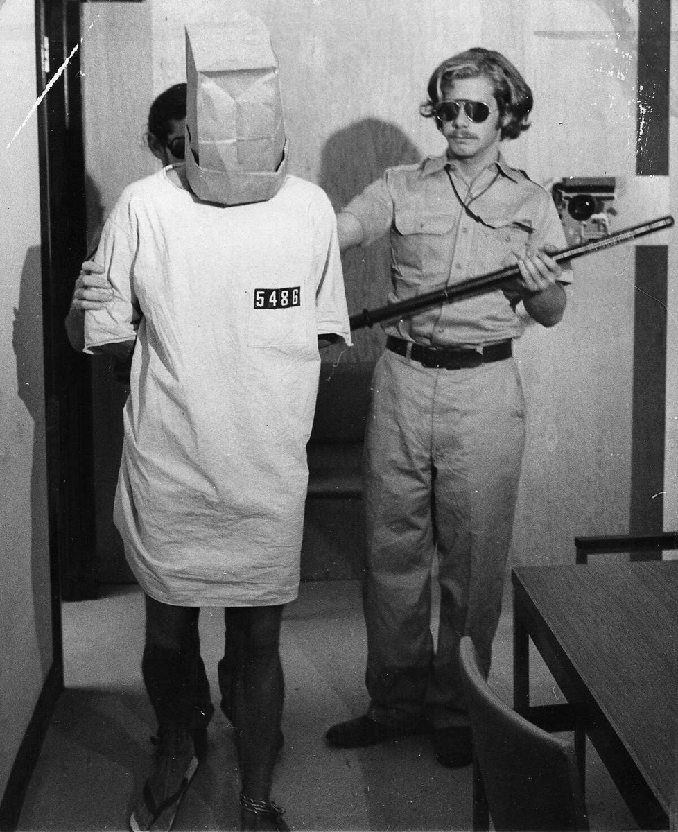 1/ Das Stanford Prison Experiment ist das wohl berühmteste psychologische Experiment aller Zeiten. Es soll zeigen, dass Menschen je nach Kontext schnell brutal und sadistisch werden.

Das Experiment war in Wahrheit ein grosser pseudowissenschaftlicher Betrug. 🧵