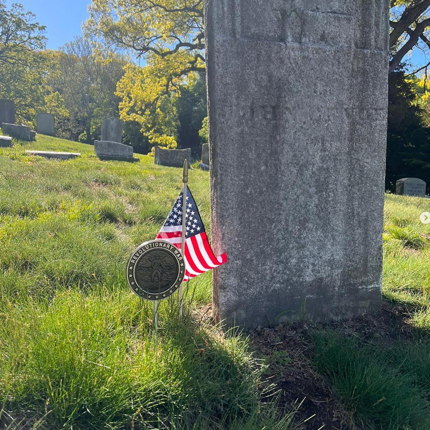 SpellmanBX's tweet photo. Members of the Spellman football team, along with the Yonkers Fire Department, in affiliation with VFW 375, the empire post, adorn the graves of veterans with flags! https://t.co/GdHahNs3Eg