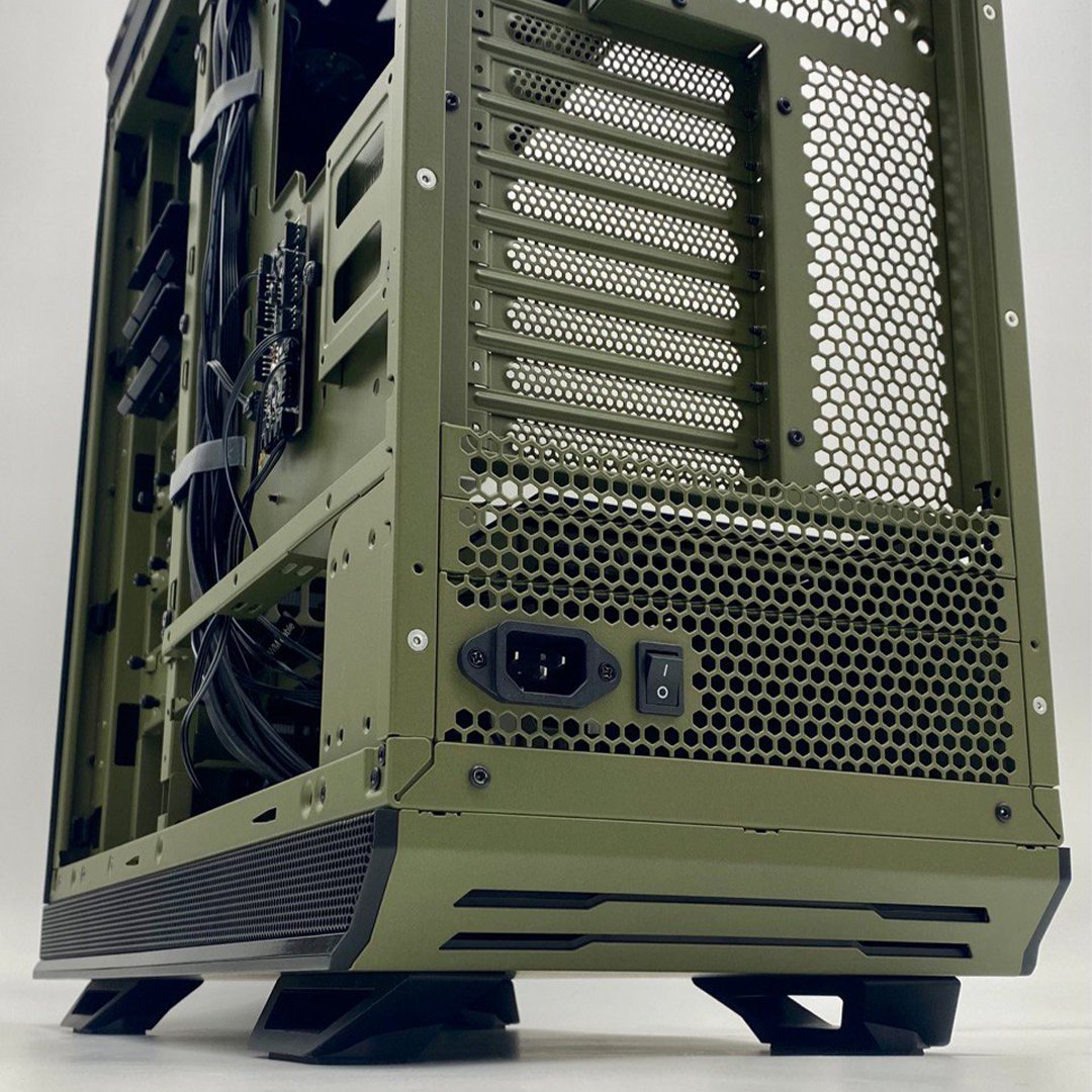 bequietofficial's tweet photo. A case worthy of a SPARTAN
This custom designed Dark Base Pro 900 Rev. 2 is truly an eye-catcher.
Can you guess which game inspired it?
📸 by @ModMyMods
#hardware #bequiet #darkbase #pccase https://t.co/zWcl61RO0m